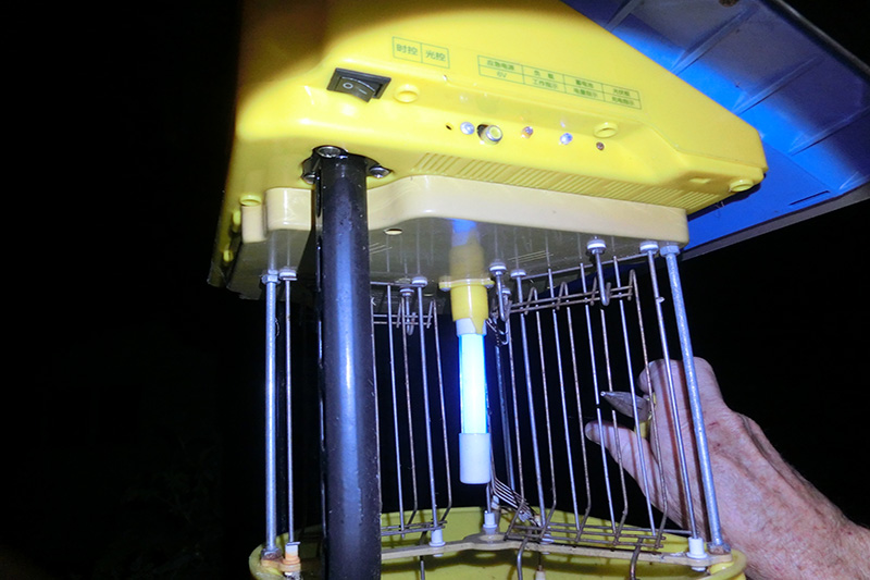 測試太陽能殺蟲燈高壓電網通電性 測試太陽能殺蟲燈高壓電網通電性